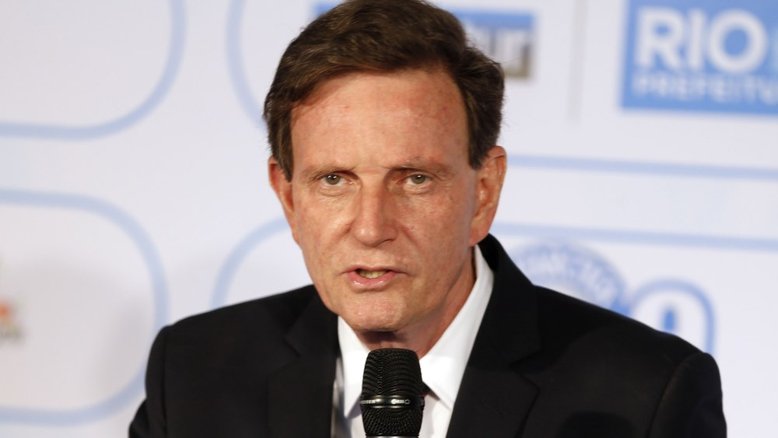 Em ação de desinfecção, Crivella pede aos cariocas: 'Não saiam de casa'