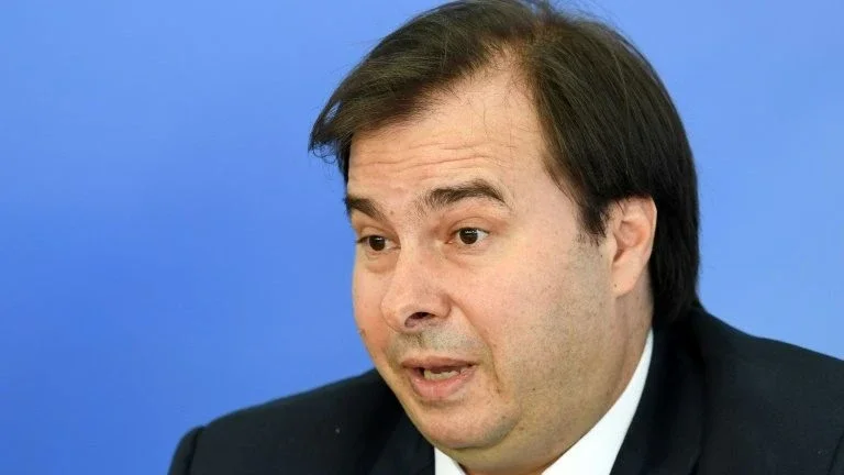 PSL entregará 54 votos à reeleição de Maia na Câmara, garante líder do partido
