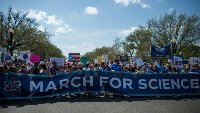 Centenas de americanos marcham em apoio à ciência