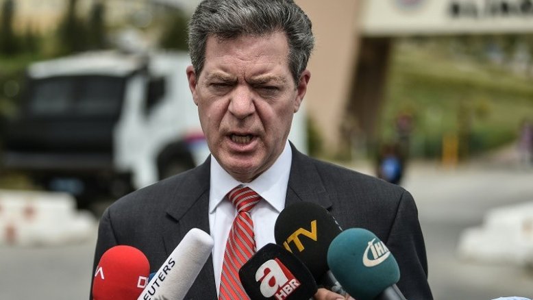 Turquia mantém preso pastor americano após início de seu julgamento