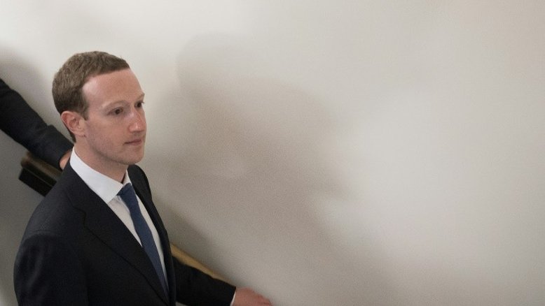 O discreto Zuckerberg, CEO do Facebook, vira o centro das atenções