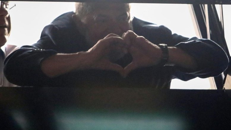 Lula ignora ordem de prisão e advogados negociam sua entrega