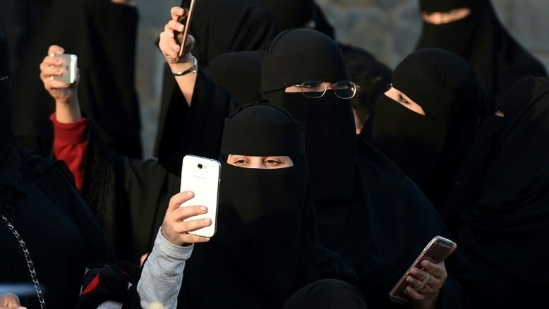 Arábia Saudita proíbe espionar celular do cônjuge