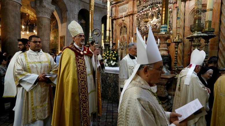 Cristãos celebram a ressurreição de Cristo no Santo Sepulcro em Jerusalém