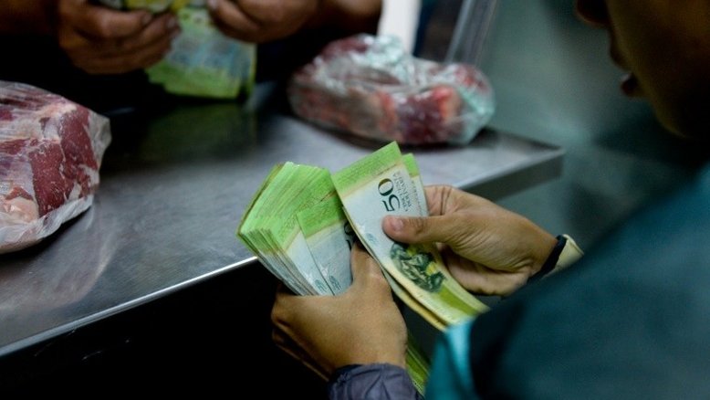 Inflação anualizada na Venezuela atinge 8.878,1%, diz Parlamento