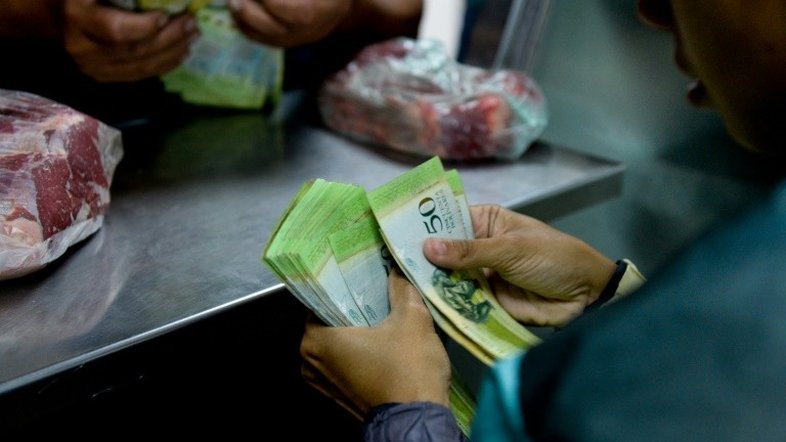 Inflação anualizada na Venezuela atinge 8.878,1%, diz Parlamento