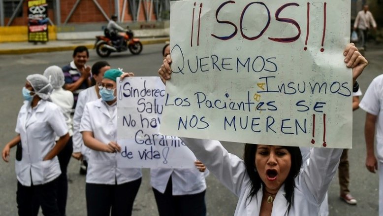 Pacientes e médicos venezuelanos protestam por falta de remédios e baixos salários