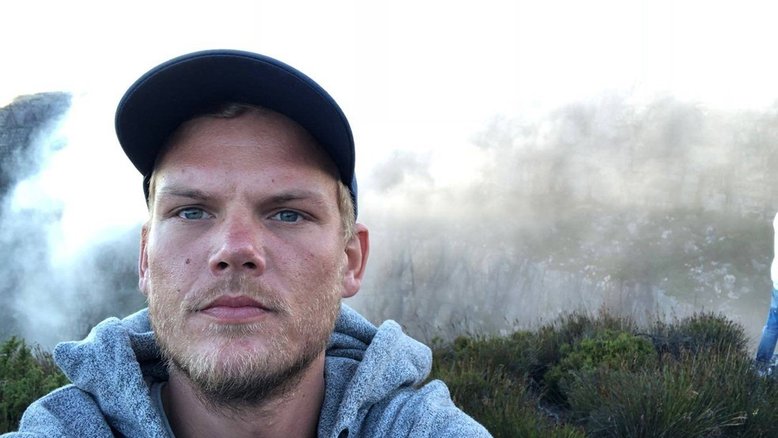 Atestado de óbito de Avicii é divulgado e causa da morte não é descrita