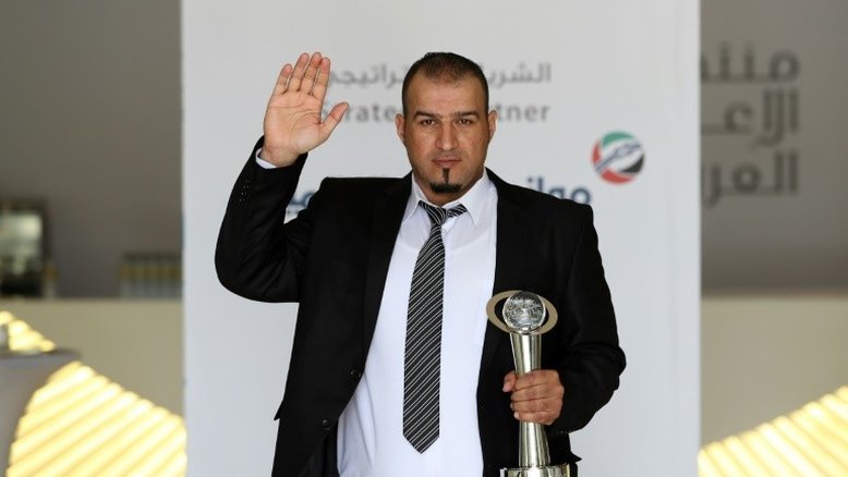 fotógrago da AFP Ahmad Gharabli é premiado em Dubai