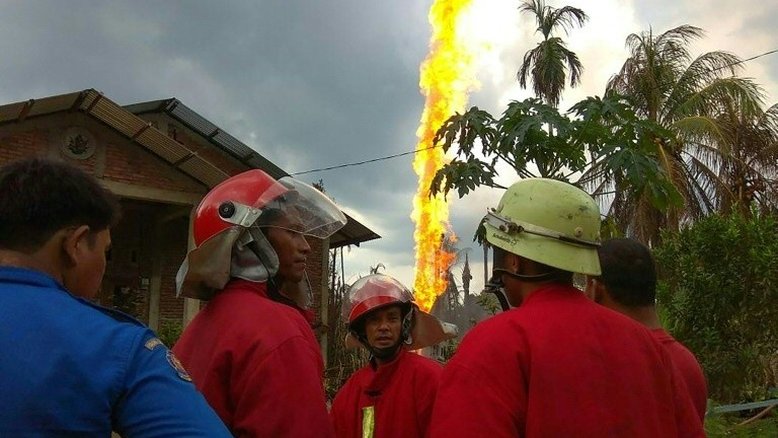 Balanço de incêndio em poço ilegal de petróleo na Indonésia aumenta para 21 mortos