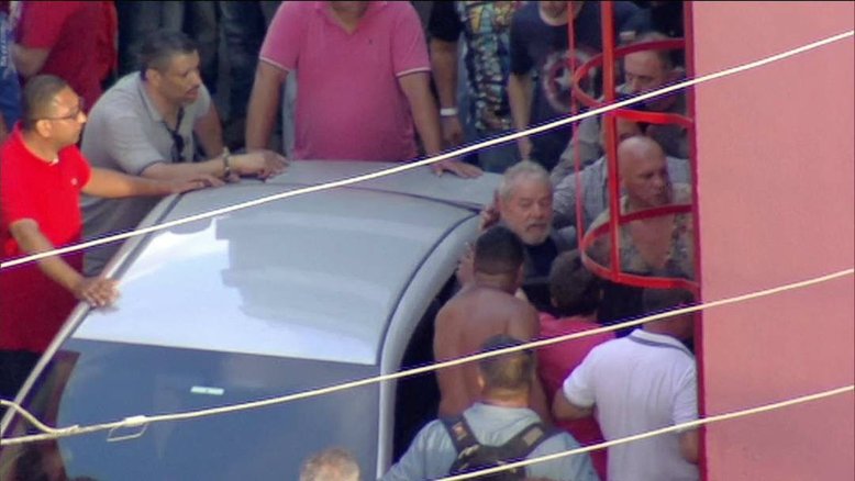 Gleisi explica a manifestantes por que Lula precisa se entregar