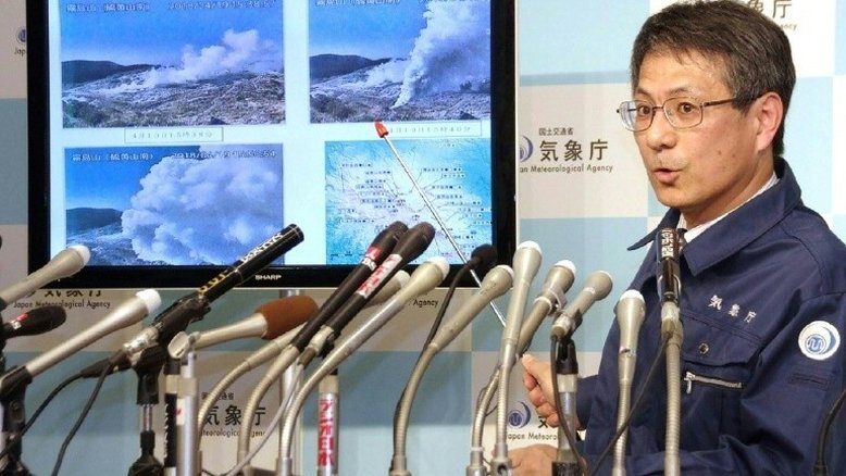 Vulcão japonês entra em erupção após 250 anos