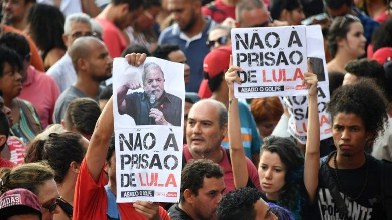 Militância promete 'vigília permanente' após prisão de Lula