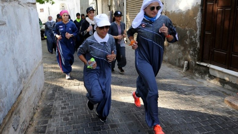 Na Arábia Saudita, as mulheres modernizam a abaya tradicional