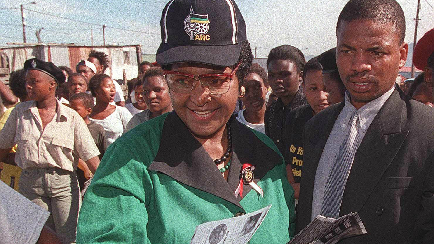 Aos 81 anos, morre Winnie, ex-esposa de Nelson Mandela