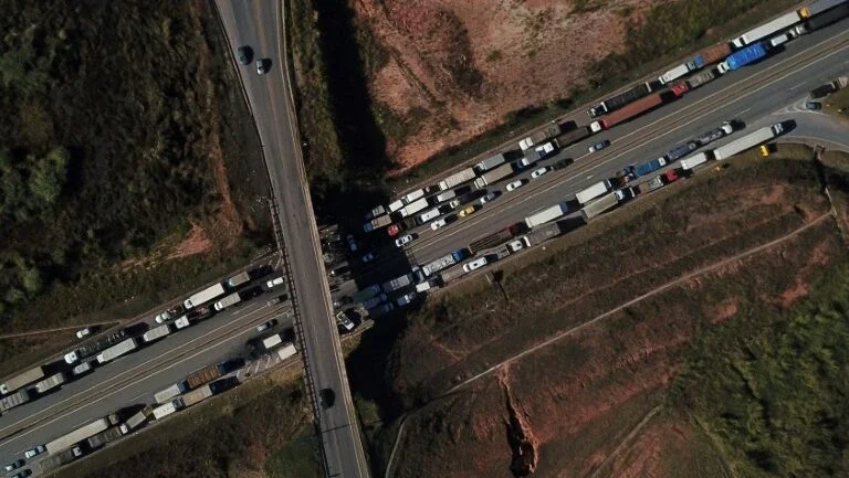 Ato de caminhoneiros afeta transporte, distribuição de alimentos e combustível