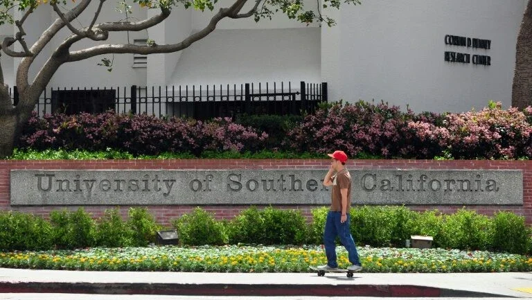 Ginecologista de universidade da Califórnia é acusado de conduta imprópria