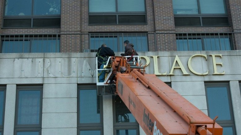 Decisão judicial permite a retirada do nome Trump de fachada de edifício em NY