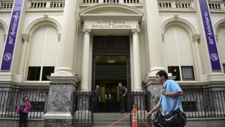 Peso argentino se desvaloriza mais de 7% no dia por corrida cambial