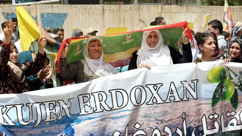 Centenas de curdos sírios se manifestam para pedir retirada da Turquia