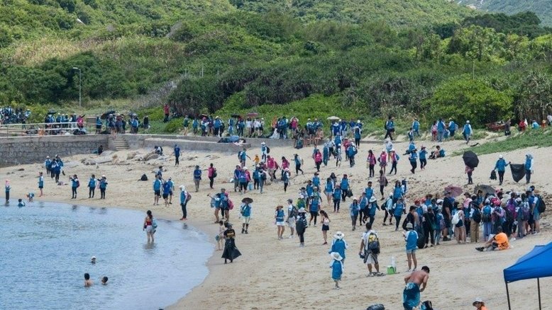 Mutirão faz limpeza de lixo em praia de Hong Kong