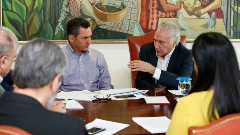 Caminhoneiros mantêm bloqueios e governo denuncia presença de 'infiltrados'