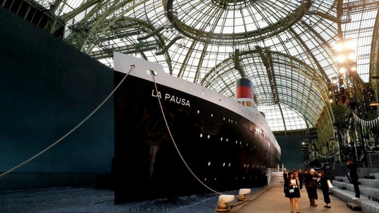 Chanel realiza 'desfile de cruzeiro' no Grand Palais em Paris