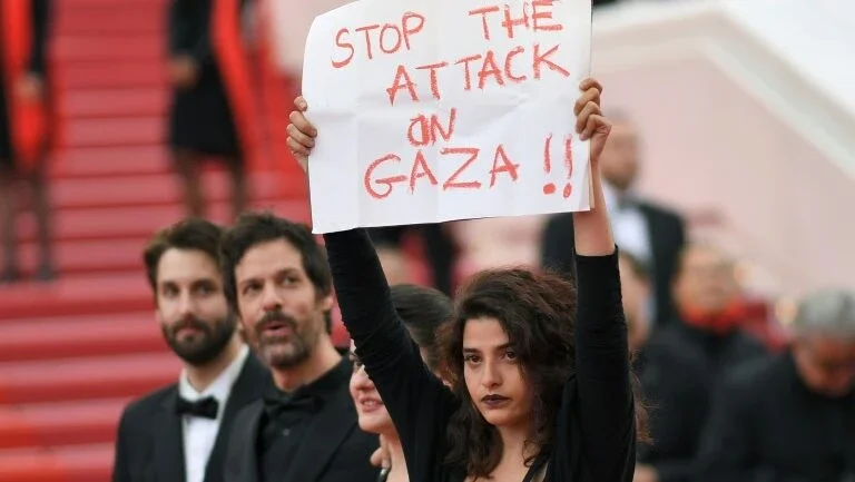 Atriz libanesa Manal Issa apoia Gaza no tapete vermelho de Cannes