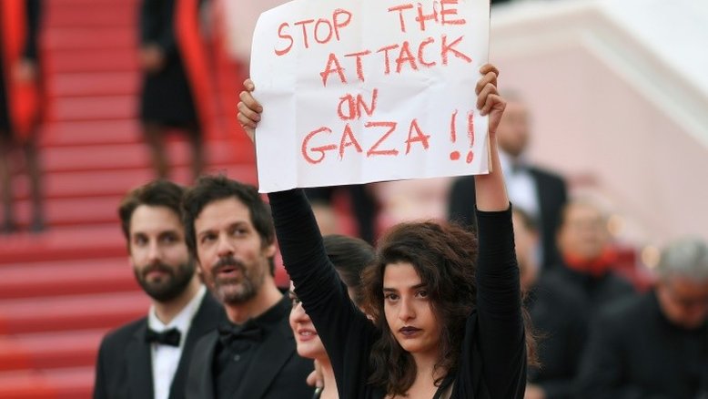 Atriz libanesa Manal Issa apoia Gaza no tapete vermelho de Cannes