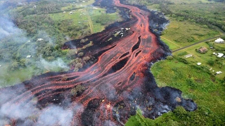 Perigoso fenômeno no Havaí: lava vulcânica chega ao oceano