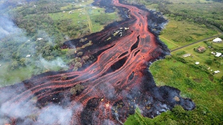 Perigoso fenômeno no Havaí: lava vulcânica chega ao oceano