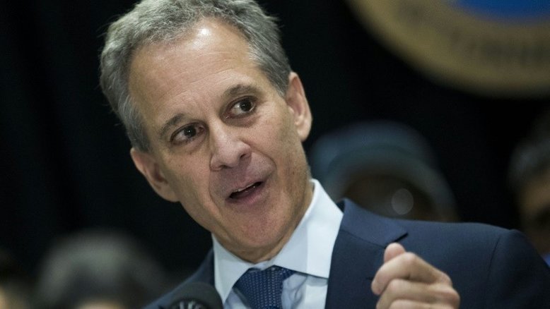 Procurador-geral de NY se demite após acusação de violência contra mulheres