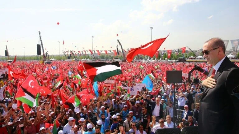 Milhares participam de ato pró-palestinos convocado por Erdogan em Istambul