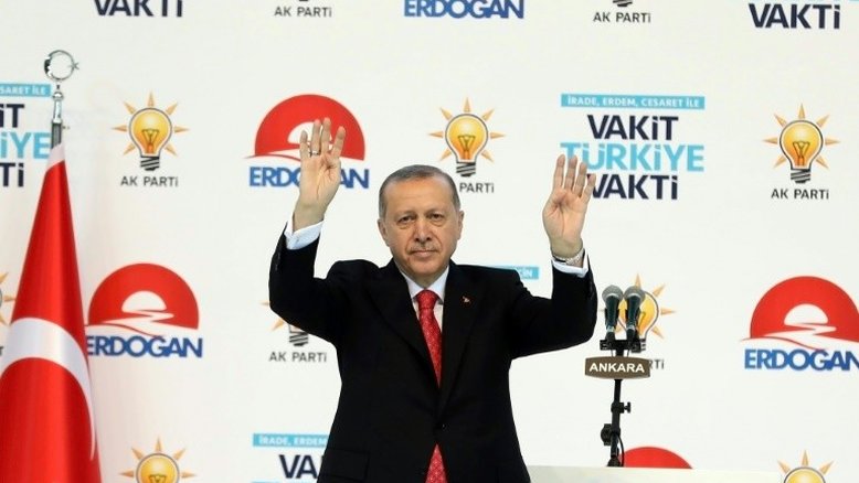 Apoiadores de Erdogan intimidam revista francesa que o tratam de 'ditador'