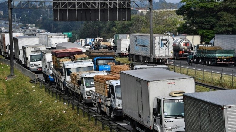 Em grupos no WhatsApp, caminhoneiros pedem intervenção militar