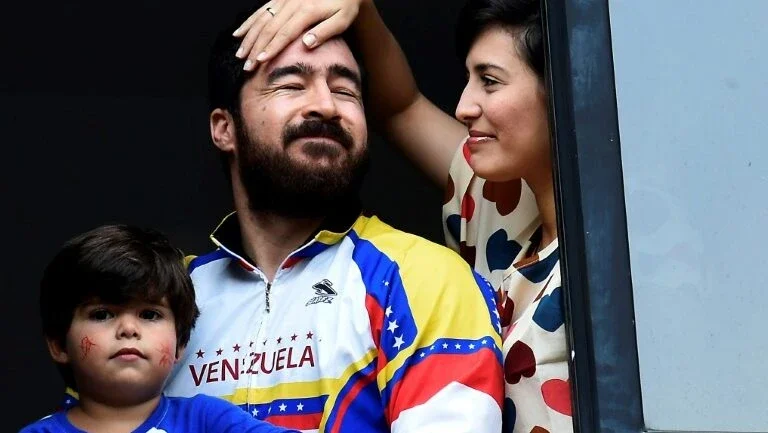 Opositores venezuelanos presos manterão rebelião em presídio