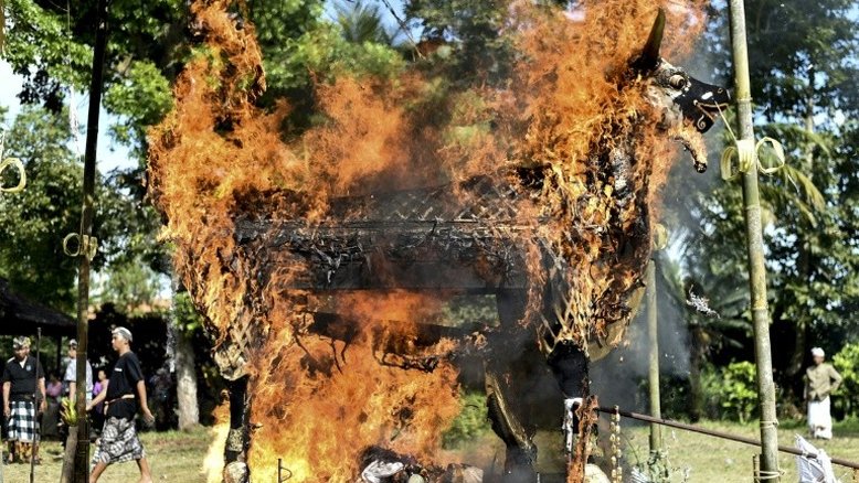 O rito hindu da cremação dos corpos em Bali