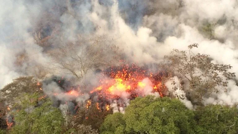 Lava de vulcão no Havaí isola zona residencial e obriga evacuações
