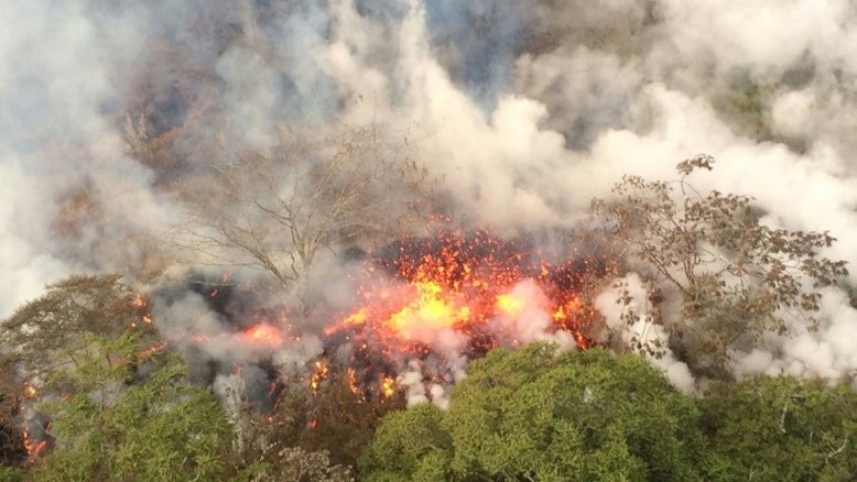 Erupção no vulcão havaiano Kilauea deixa gigantesca nuvem de cinzas