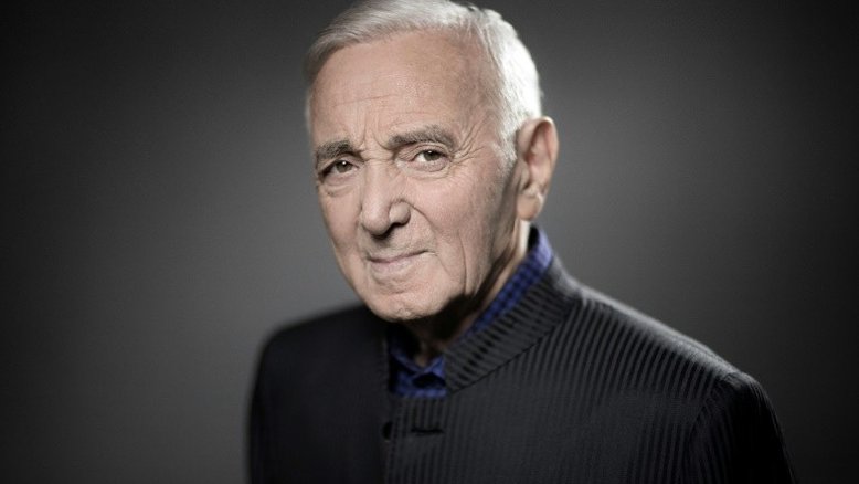 Charles Aznavour deixa hospital após fraturar o úmero