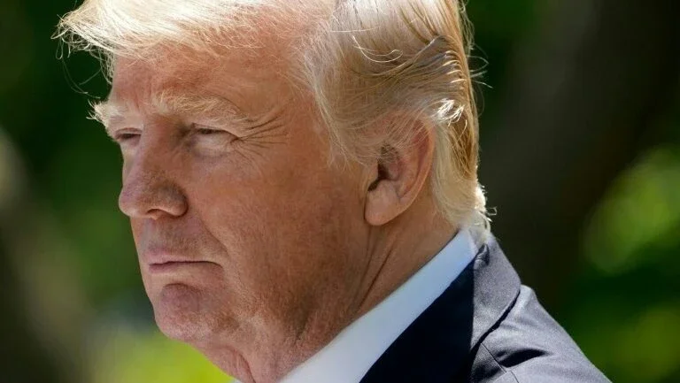 Vazamento de perguntas sobre a Rússia irrita Trump