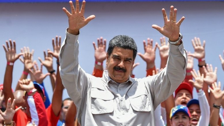 Maduro abre votação em colégio eleitoral no qual está inscrito