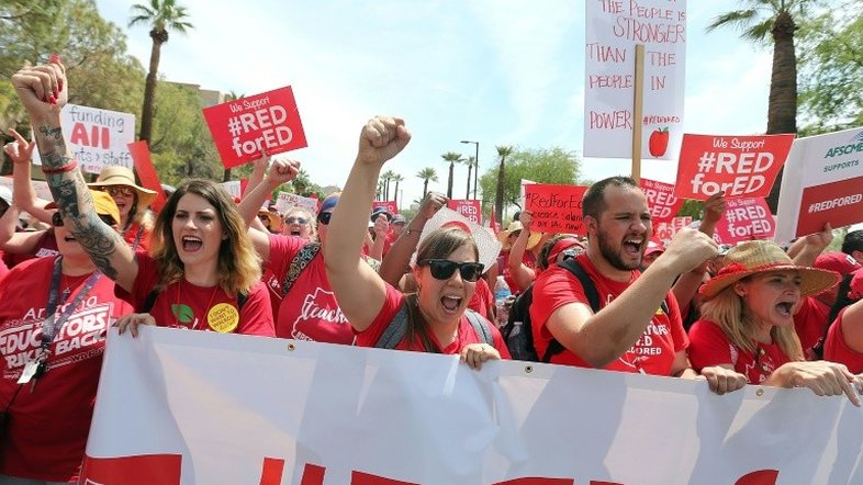 Professores do Arizona conquistam aumento salarial após greve
