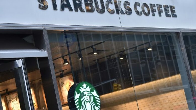 Homens detidos no Starbucks fazem acordo com empresa e Filadélfia