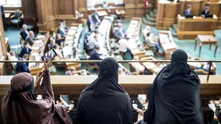 Parlamento da Dinamarca vota lei que proíbe véu integral no espaço público