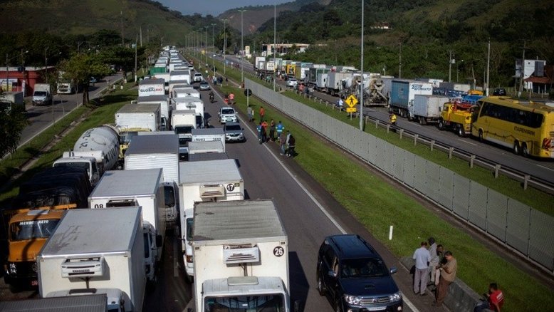 Greve dos caminhoneiros entra no quarto dia em todo o país