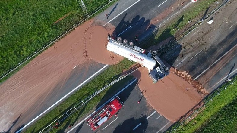 Acidente cria rio de chocolate quente em estrada na Polônia