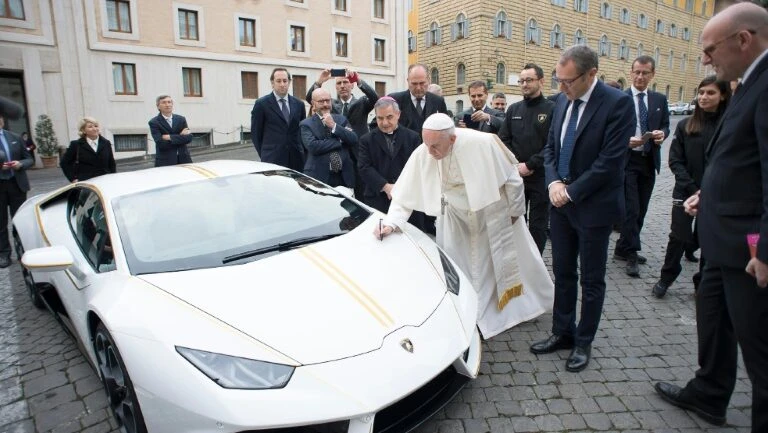 Vendido por 715.000 euros o Lamborghini do papa Francisco em Mônaco