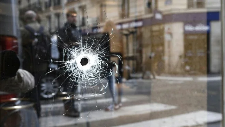 Amigo de agressor extremista em Paris é acusado e preso