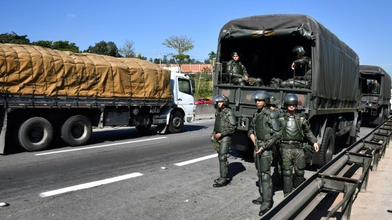 Caos durante greve de caminhoneiros agita debate sobre intervenção militar